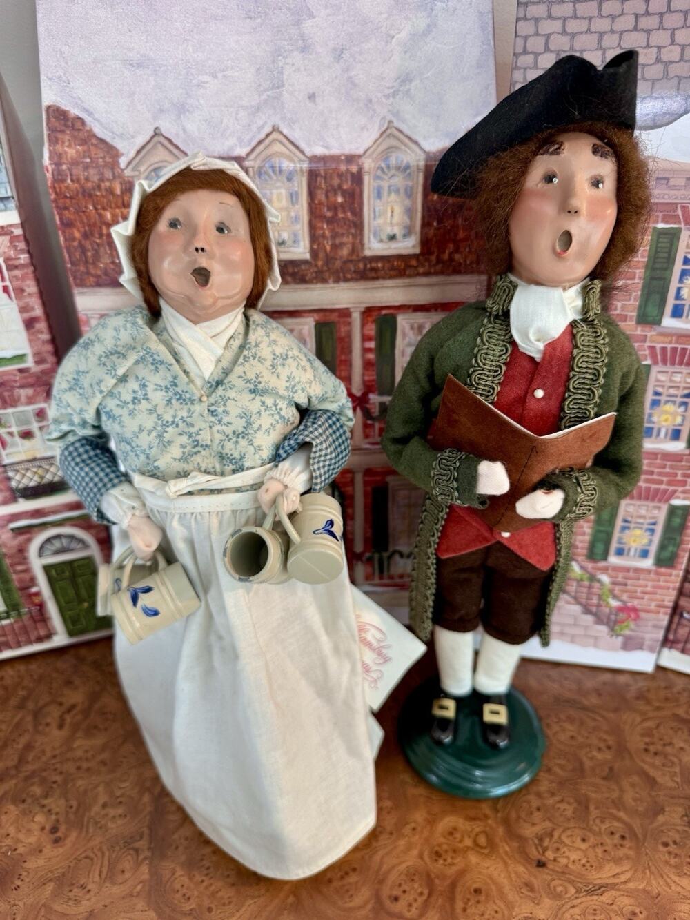 Byers Choice Colonial Williamsburg Christmas Carolers PAIR 1998 2000 Beer Mugs 1